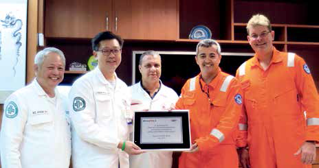 Na foto ( a partir da esquerda) Mr Kwok Kai Choong, president da Keppel FELS Brasil; Mr Marlin Khiew, Vice President (Operations), BrasFELS; Mr Airton Rodrigues, Assistant 