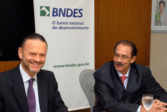 Luciano Coutinho, presidente do BNDES, e Ariovaldo Rocha, presidente do SINAVAL, assinam convênio   de intercâmbio de informações. (Foto: Botelho)