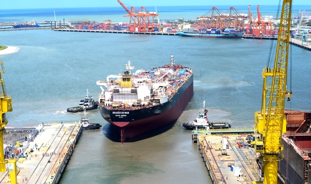 Navio petroleiro tipo suezmax Dragão do Mar (Foto: Diário de Pernambuco)
